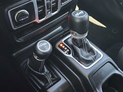 Used 2018 Jeep Wrangler Unlimited Sahara AWD/4WD image 21