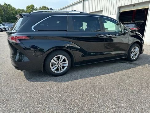 Used 2025 Toyota Sienna Limited AWD/4WD image 5