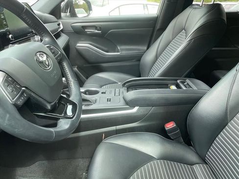Used 2021 Toyota Highlander XSE image 2