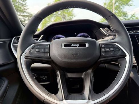 Used 2023 Jeep Grand Cherokee L Laredo AWD/4WD image 20