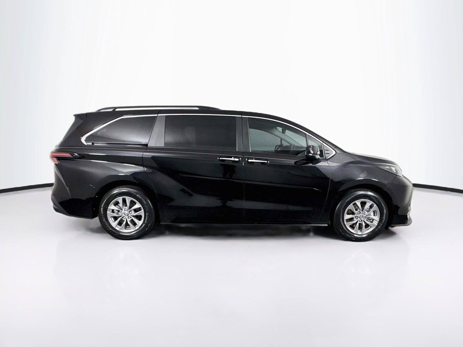 Certified 2024 Toyota Sienna XLE FWD image 10