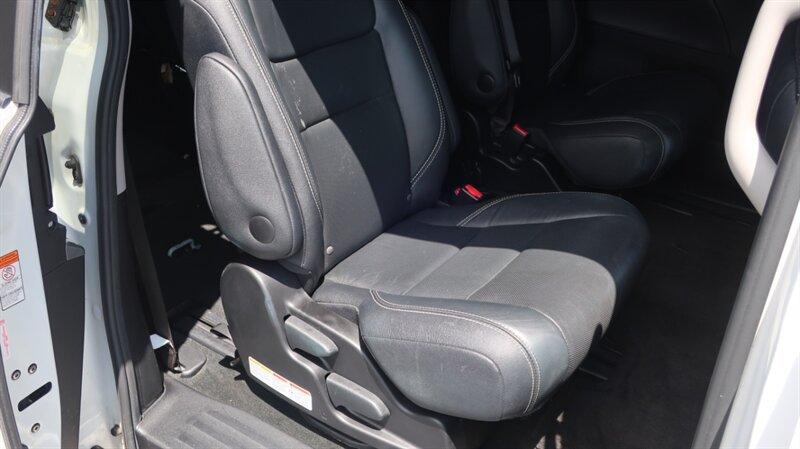 Used 2017 Toyota Sienna SE Premium FWD image 29