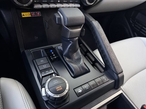 Used 2025 Toyota Tacoma Limited AWD/4WD image 19