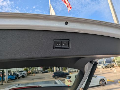 Used 2018 Volkswagen Tiguan SEL Premium FWD image 10