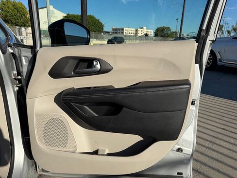Used 2024 Chrysler Pacifica Touring-L FWD image 11