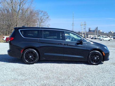 Used 2023 Chrysler Voyager LX image 32