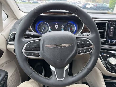 Used 2023 Chrysler Pacifica Limited FWD image 21