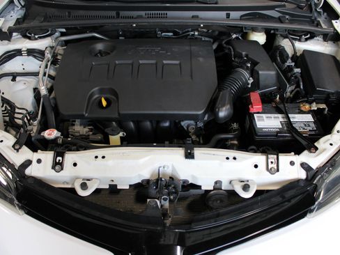 Used 2018 Toyota Corolla LE FWD image 32