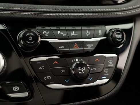 Used 2020 Chrysler Pacifica Limited w/ Advanced Safetytec Group image 18