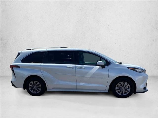 Used 2022 Toyota Sienna XLE w/ XLE Plus Package FWD image 4