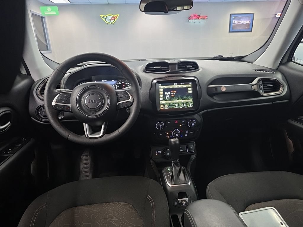 Used 2023 Jeep Renegade Latitude AWD/4WD image 18