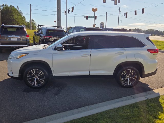 Used 2019 Toyota Highlander LE FWD image 4