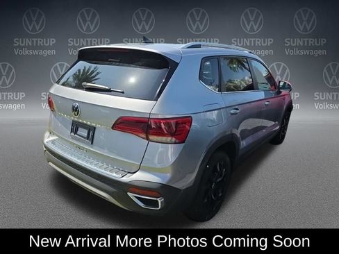 Used 2023 Volkswagen Taos SE w/ Panoramic Sunroof Package FWD image 3