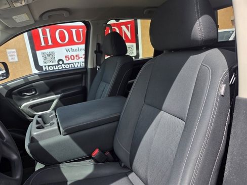 Used 2017 Nissan Titan SV image 7