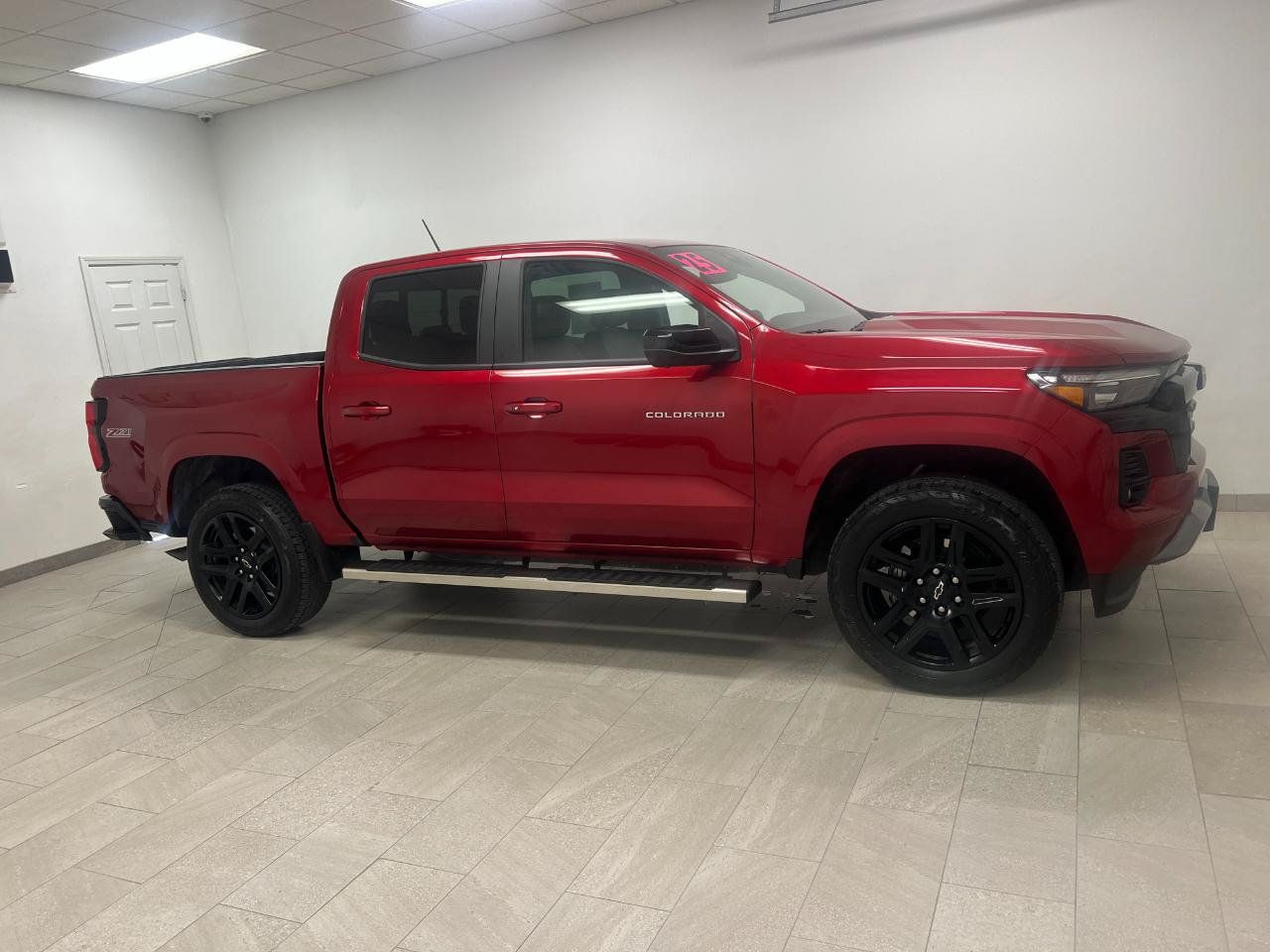 Used 2025 Chevrolet Colorado Z71 w/ Technology Package AWD/4WD image 18