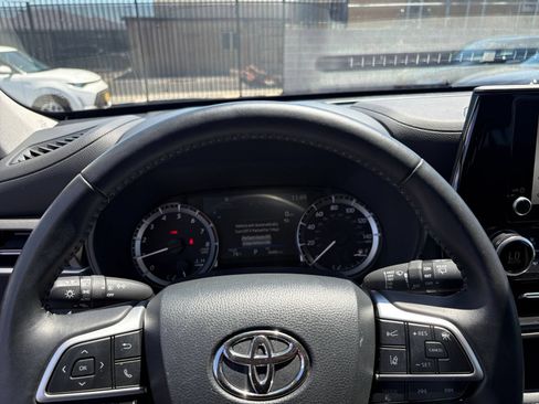 Used 2025 Toyota Highlander LE FWD image 37