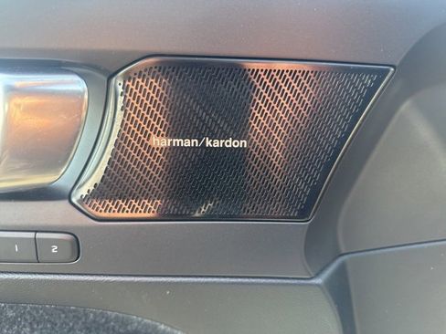 Used 2019 Volvo XC40 T5 Momentum image 9