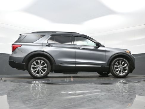 Used 2021 Ford Explorer XLT w/ Equipment Group 202A AWD/4WD image 45