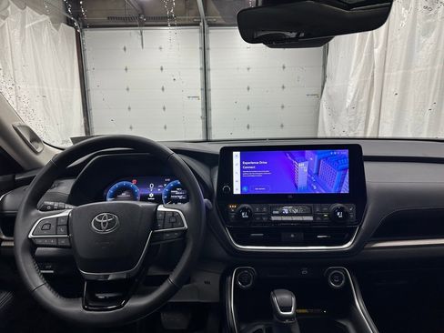 Used 2025 Toyota Grand Highlander Limited image 16