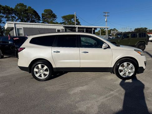 Used 2017 Chevrolet Traverse LT w/ Style and Technology Package image 6