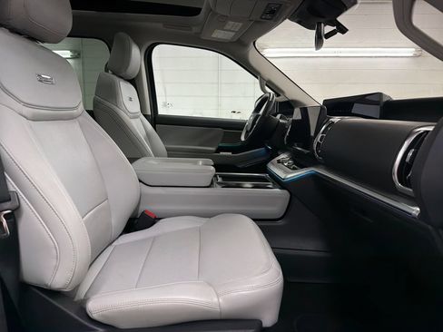 Certified 2025 Ford Expedition Platinum w/ Driver's Package AWD/4WD image 32