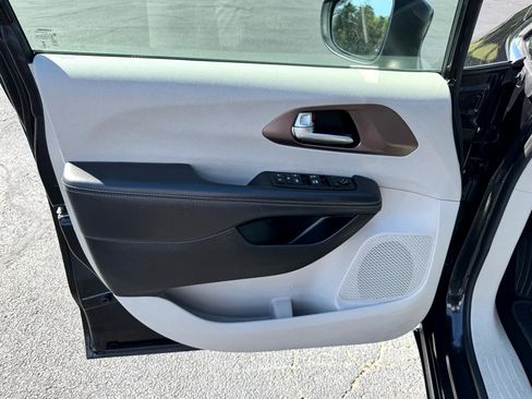 Used 2023 Chrysler Voyager LX image 10