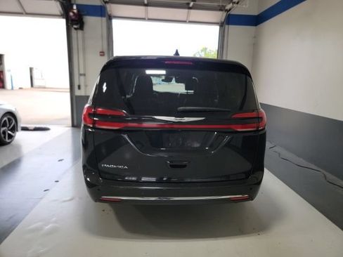 Used 2023 Chrysler Pacifica Touring-L FWD image 6