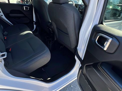 Used 2025 Jeep Wrangler Sahara image 21