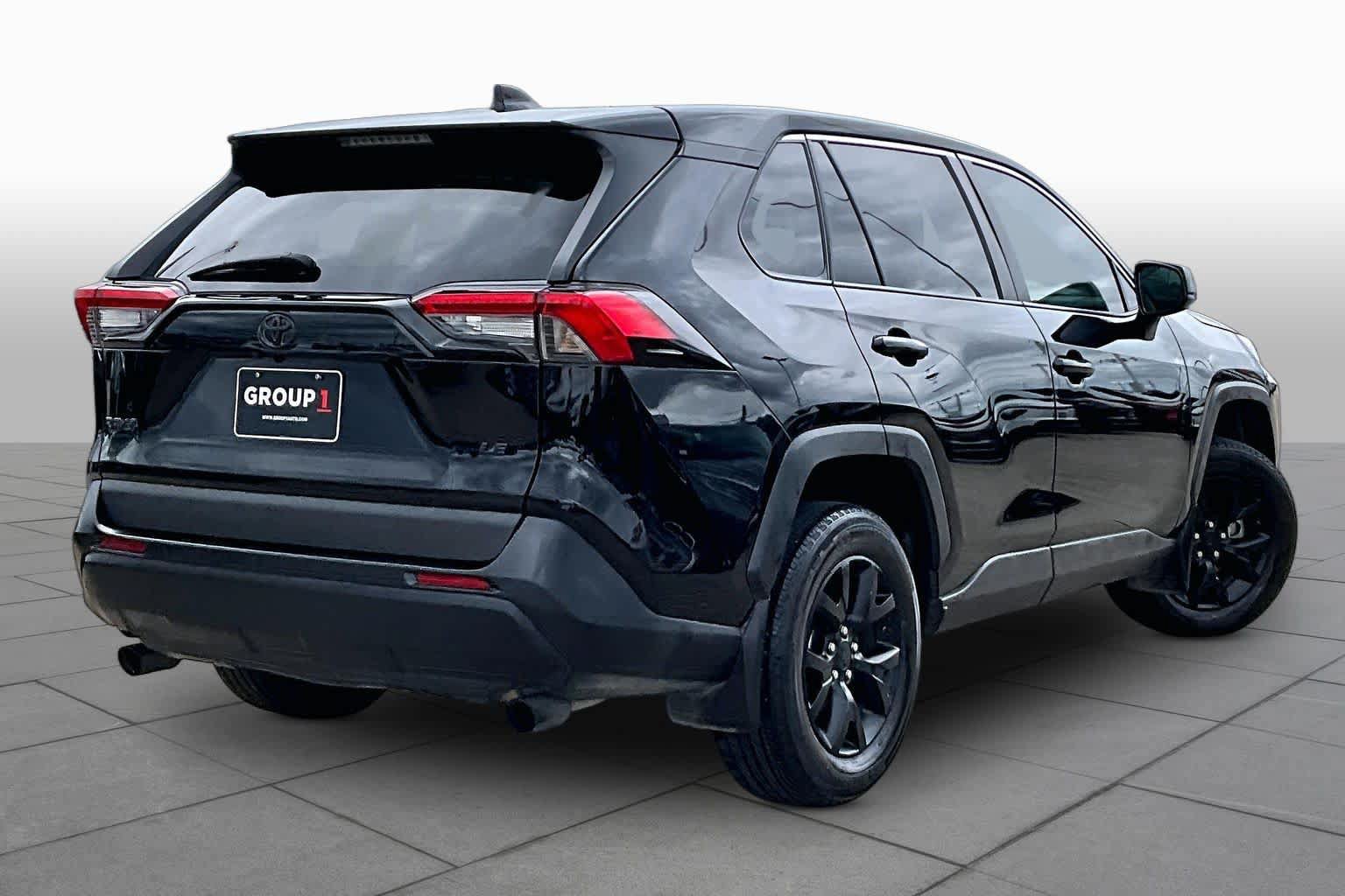 Used 2022 Toyota RAV4 LE FWD image 12