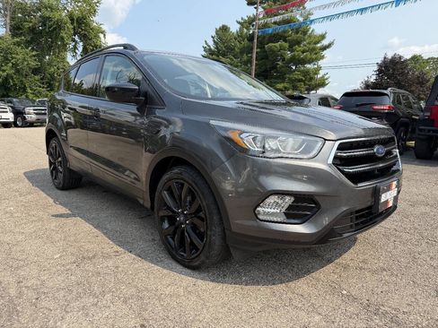 Used 2017 Ford Escape SE w/ SE Sport Appearance Package FWD image 3