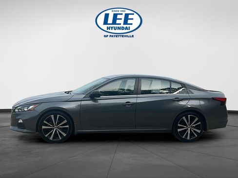 Used 2020 Nissan Altima 2.5 SR w/ Premium Package FWD image 3