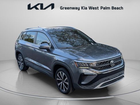 Used 2022 Volkswagen Taos SE image 1