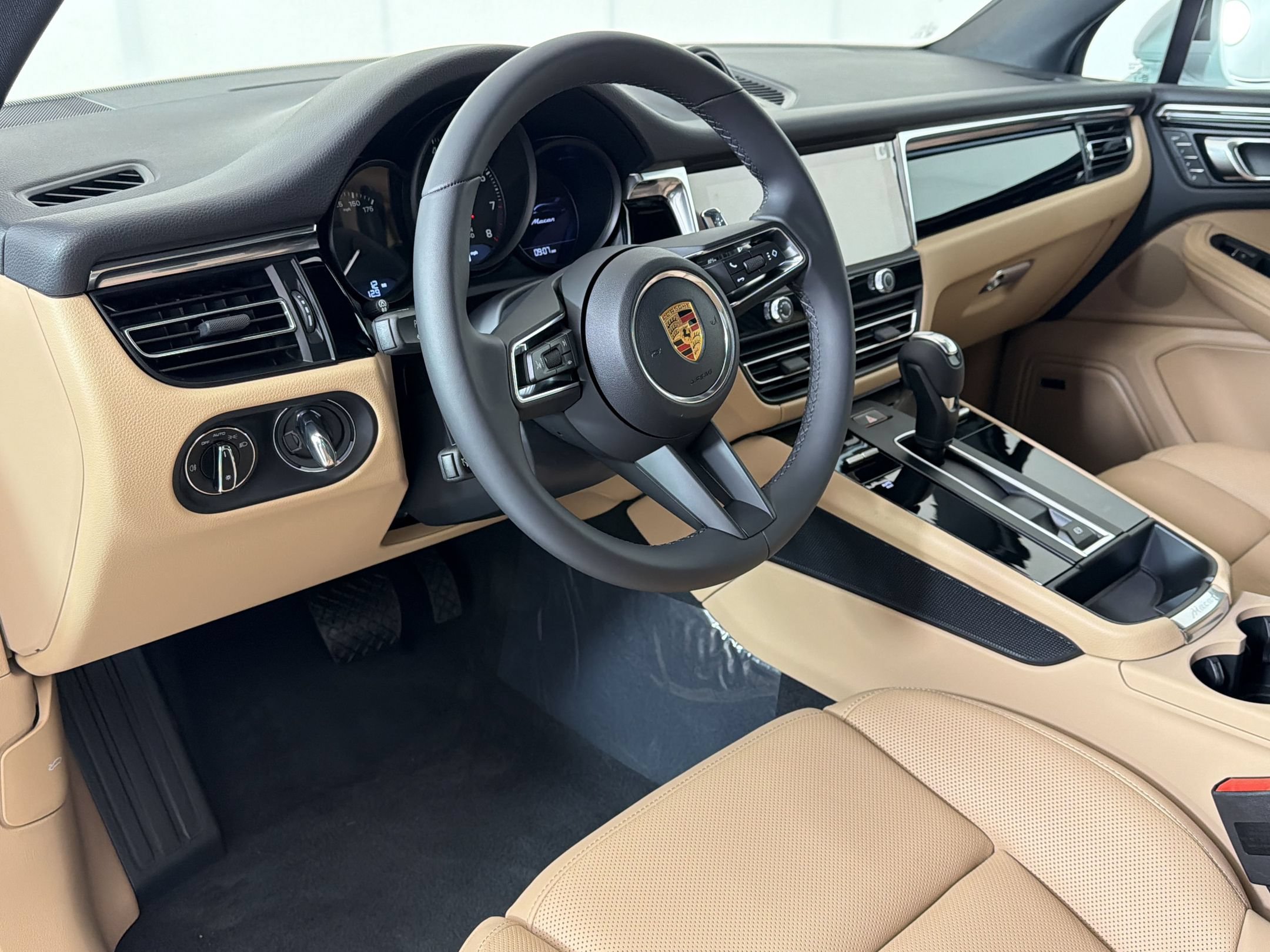 Used 2026 Porsche Macan AWD/4WD image 4