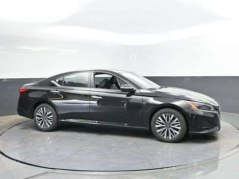 Used 2025 Nissan Altima 2.5 SV FWD image 3