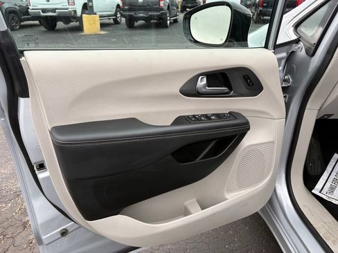 Used 2024 Chrysler Pacifica Touring-L FWD image 14