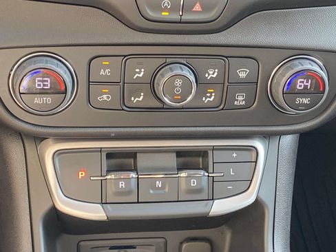 Used 2024 GMC Terrain SLT w/ LPO, Floor Liner Package FWD image 28