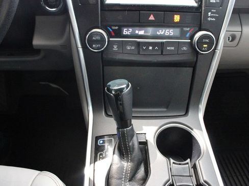 Used 2015 Toyota Camry XLE w/ Moonroof Package FWD image 40