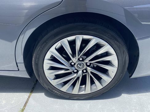 Used 2022 Lexus ES 350 Ultra Luxury w/ Accessory Package 2 FWD image 10