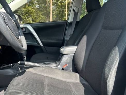 Used 2018 Toyota RAV4 LE FWD image 10
