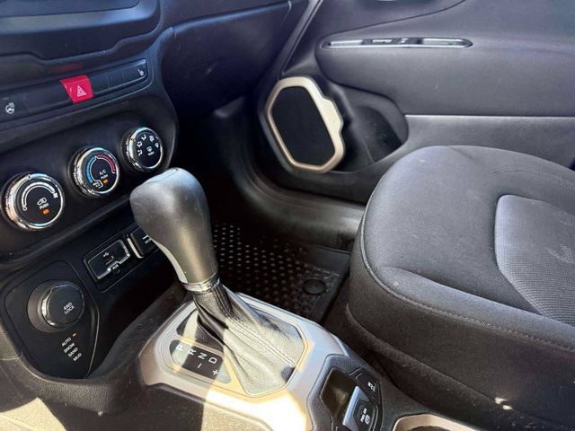 Used 2017 Jeep Renegade Latitude w/ Cold Weather Group AWD/4WD image 29