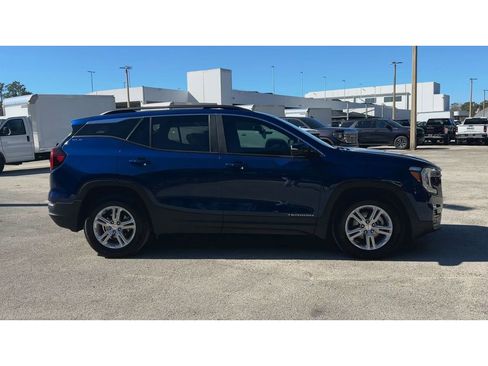 Certified 2022 GMC Terrain SLE w/ Driver Convenience Package image 9