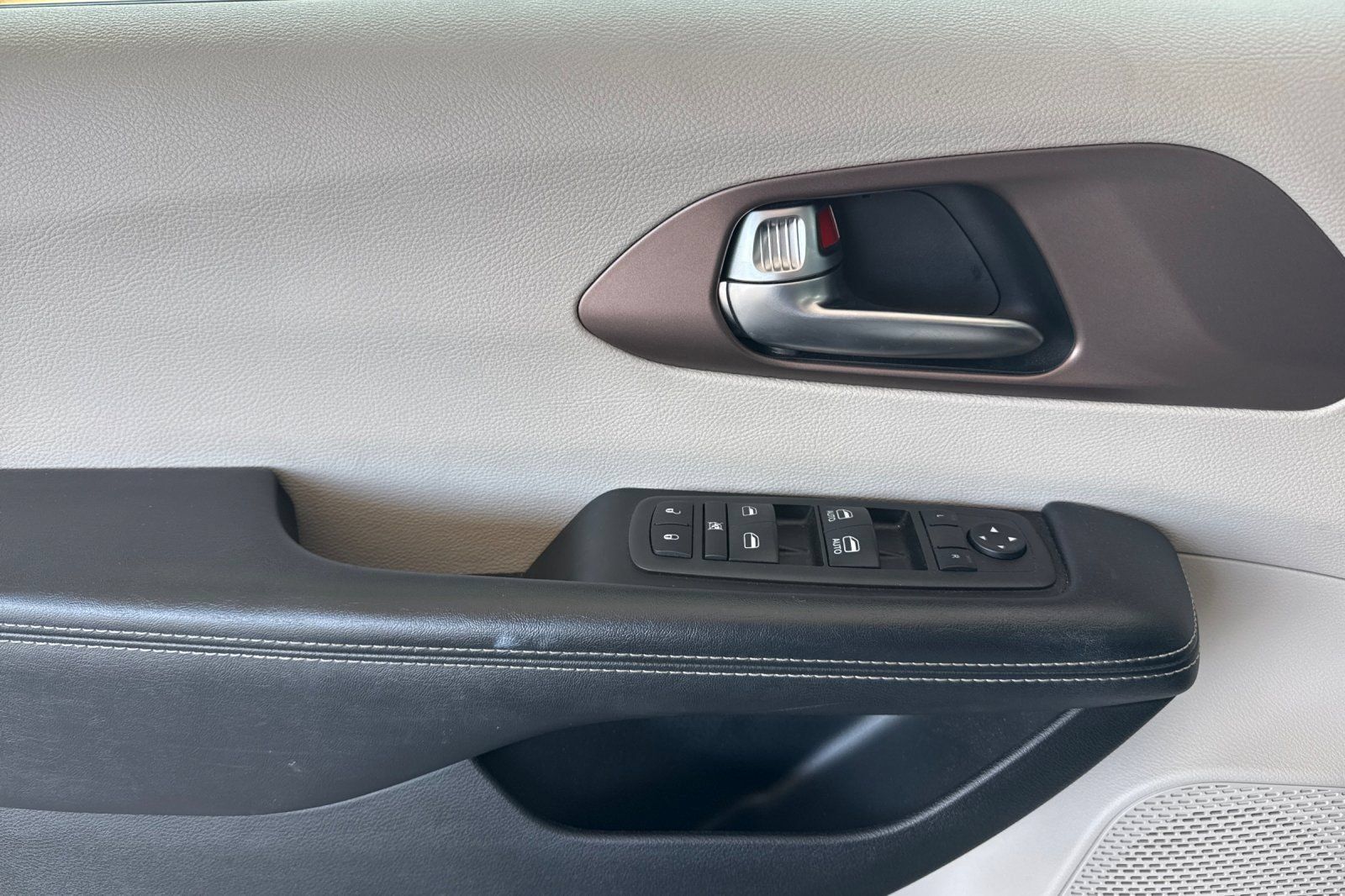 Used 2022 Chrysler Voyager LX FWD image 17