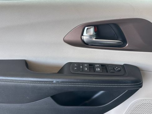 Used 2022 Chrysler Voyager LX FWD image 17