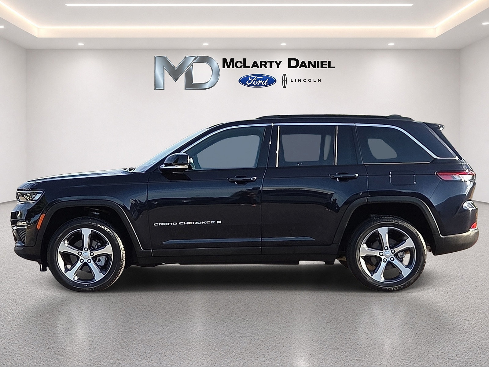 Used 2024 Jeep Grand Cherokee Limited w/ Trailer Tow Package AWD/4WD image 3