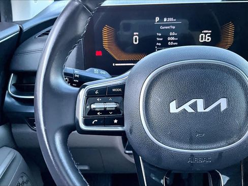Used 2025 Kia Carnival FWD image 23