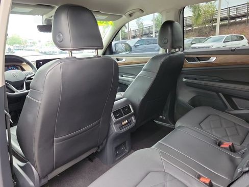 Used 2024 Volkswagen Atlas SE w/ Black Wheel Package FWD image 11