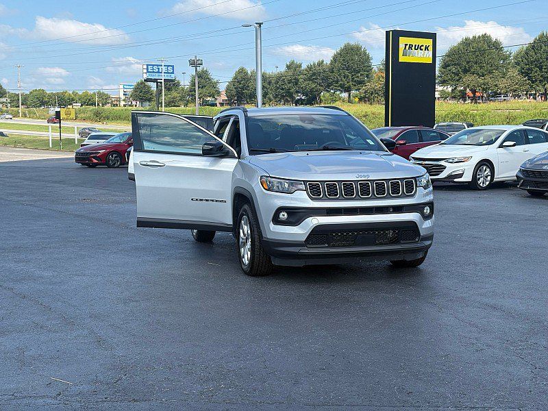 Used 2025 Jeep Compass Latitude AWD/4WD image 7