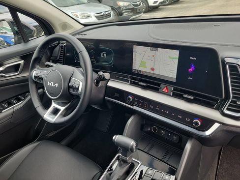 Certified 2025 Kia Sportage EX image 8