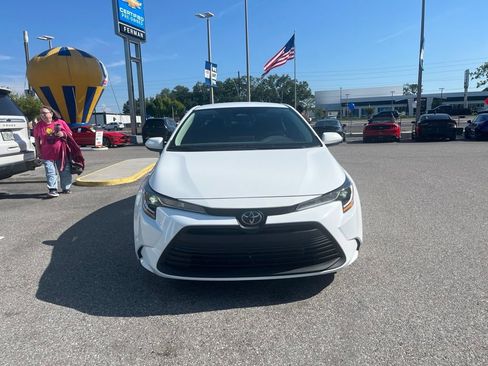 Used 2023 Toyota Corolla LE FWD image 2