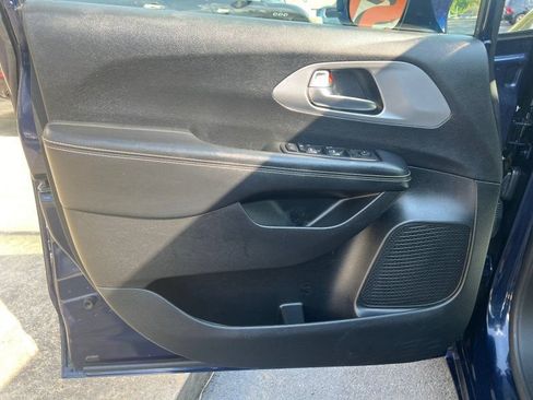Used 2020 Chrysler Pacifica Touring w/ S Appearance Package FWD image 6